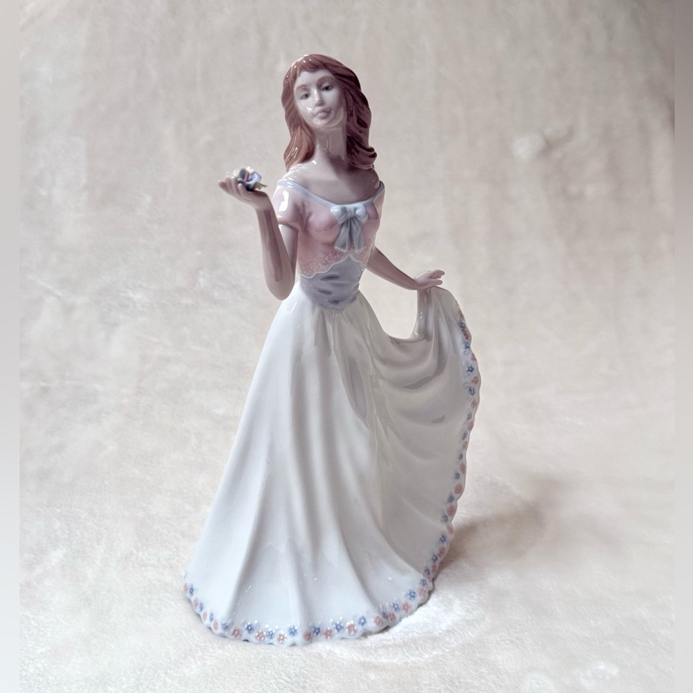 Nadal Porcelain Figurine “ Lady with flowers in Blue and Pink Accents. - Picture 10 of 11